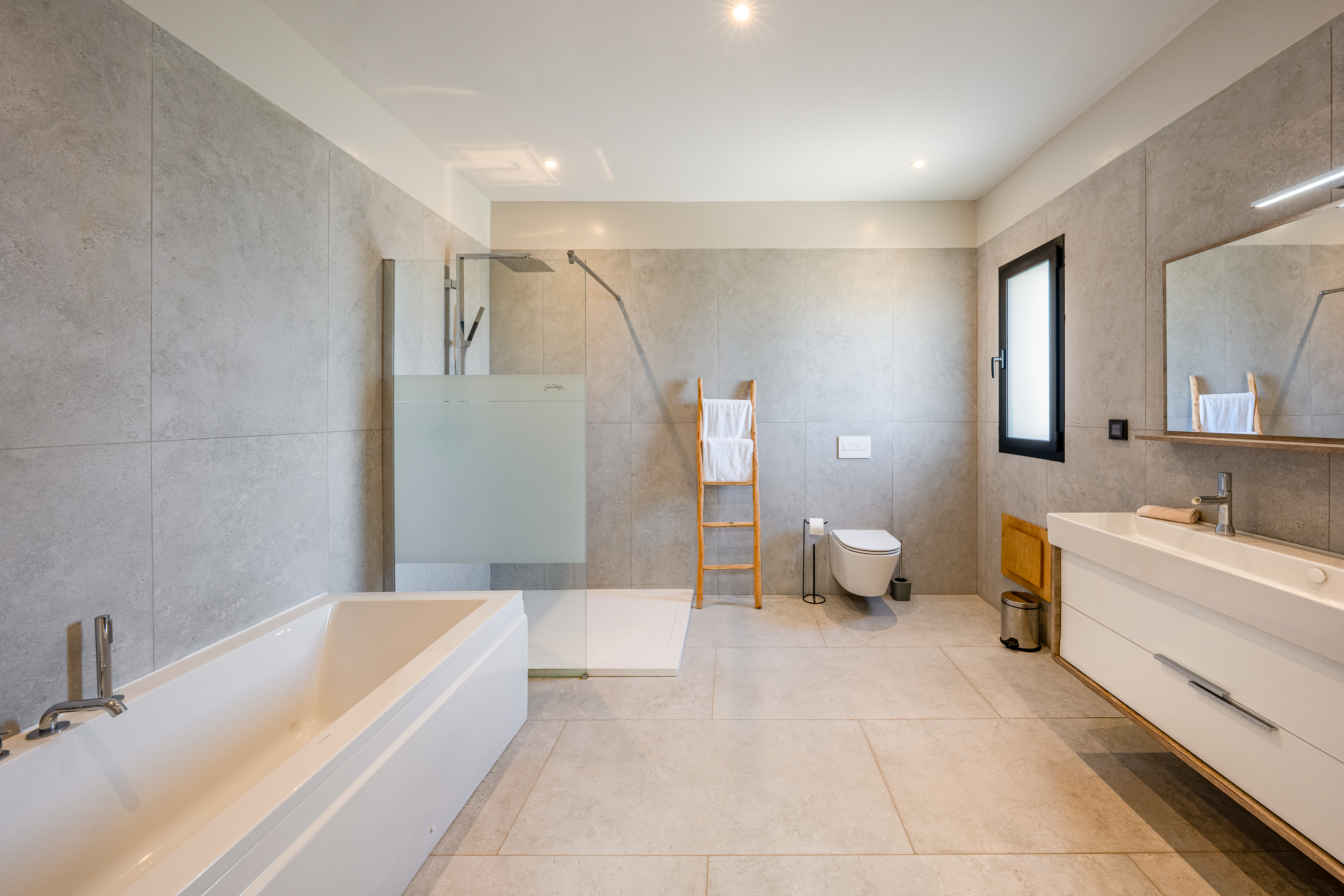 Salle de massage avec bougies et ambiance zen