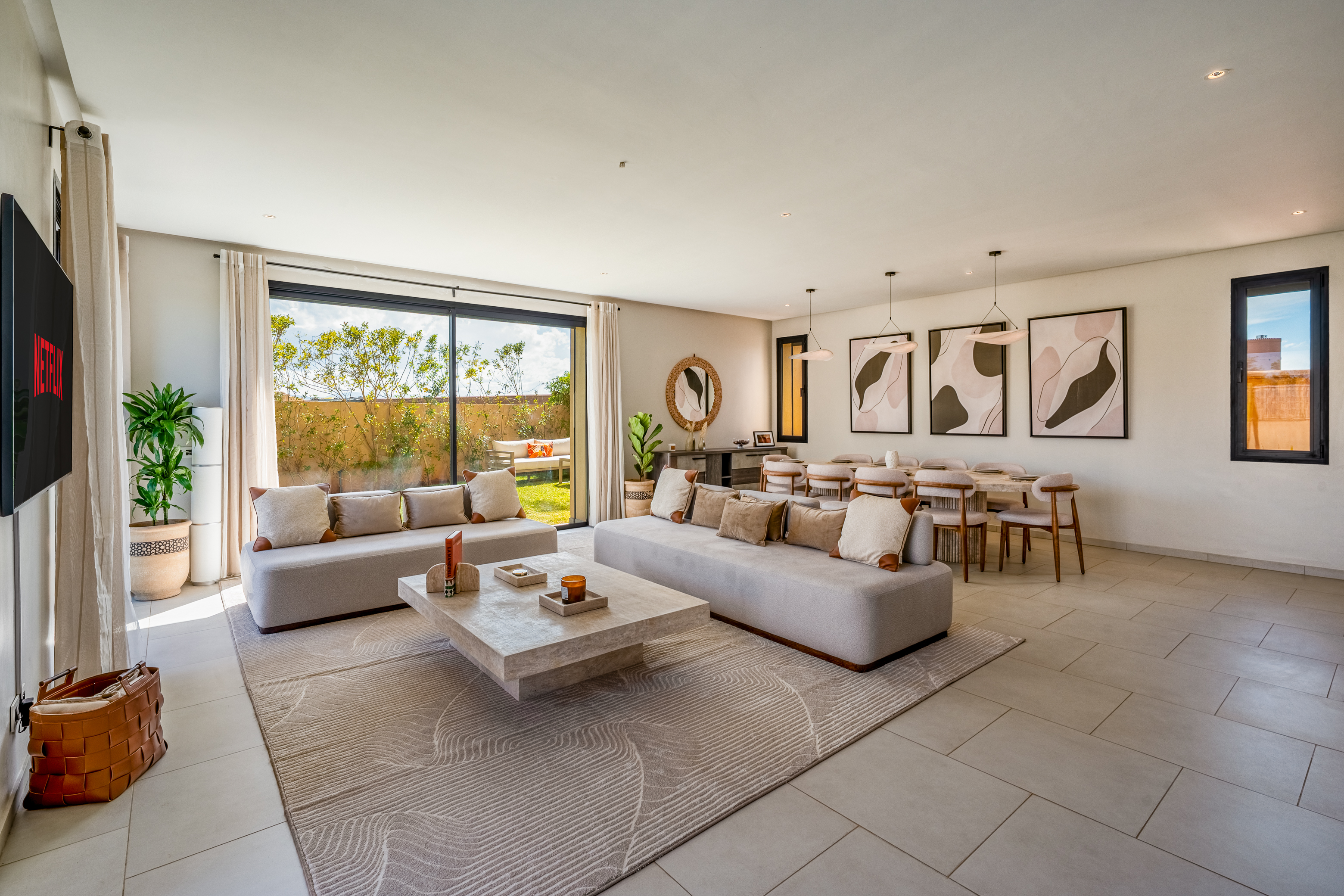 Salon principal avec cheminee